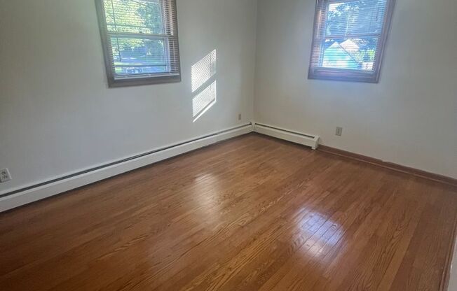 2 beds, 1 bath, 903 sqft, $1,290, Unit D-2