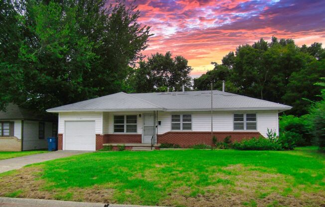 Beautiful Home with Granite and Hardwood!