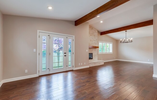 926 S LELAND