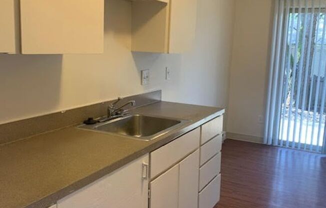 2 beds, 1 bath, 700 sqft, $1,425, Unit #06