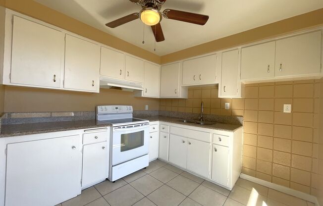 AVAILABLE NOW! 2 Bed 1 Bath Apartment in Palm Desert!