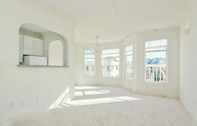 Stellar Location In Marina Top Floor 1 Bedroom / 1 Bath & Washer/Dryer