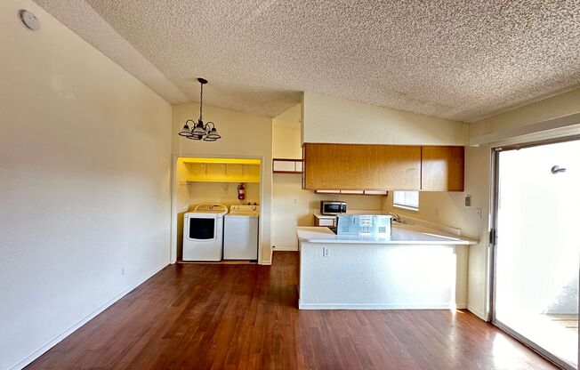 2 beds, 1 bath, $1,350, Unit Unit 136