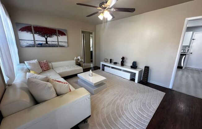 Beautifly remodeled 3bed 2bath Fully Furnished All Bills Paid