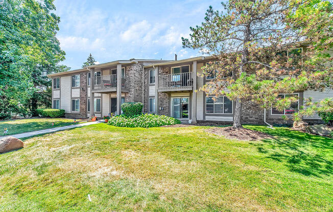 Lush Green Landscape at Edge At Farmington Hills - Farmington Hills, MI, Farmington Hills, Michigan