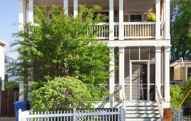 Spacious 3bd/2.5ba Home w/ Fenced Backyard in Great Location!