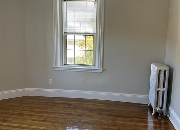 2 beds, 1 bath, 750 sqft, $2,750, Unit 36