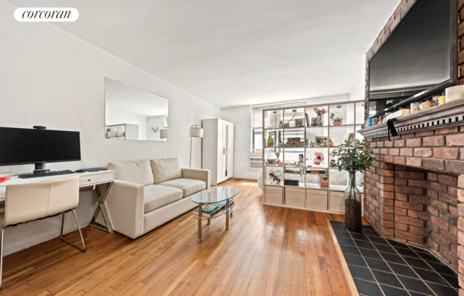 250 W 15 ST