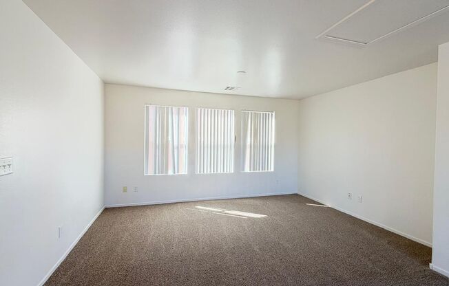 (INCLUDE SOME UTILITIES) 4 BEDROOM 3 BATH ON CORNER LOT IN MOUNTAINS EDGE