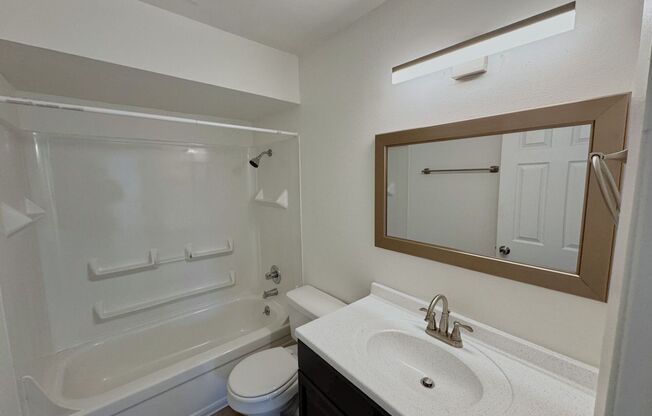 2 beds, 1 bath, 890 sqft, $1,595, Unit 16