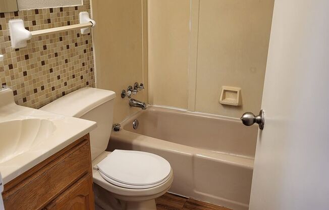 2 beds, 1 bath, 900 sqft, $970, Unit 05240-2