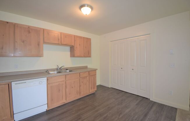 Top Floor 2Bed 1Bath apartment! Close to MSU, Downtown and More!