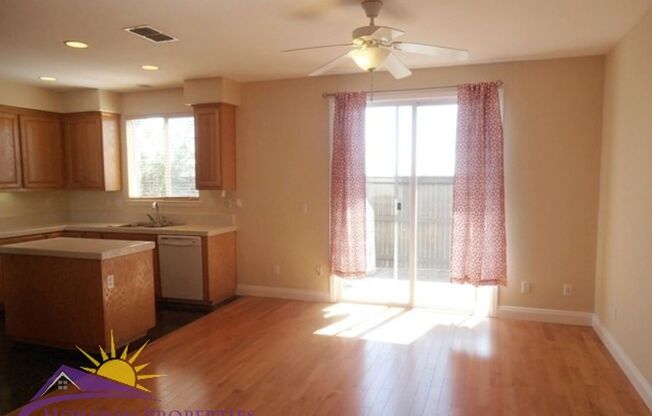 Bright 4 Bed 2.5 Bath 1,876sqft North Natomas Home
