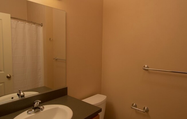 2 beds, 1.5 baths, 879 sqft, $1,890, Unit 33