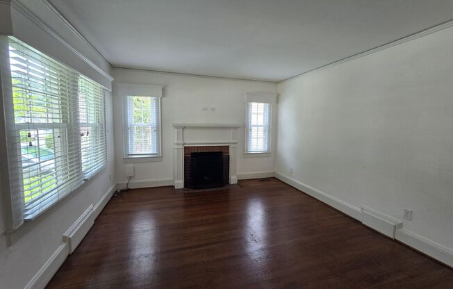 Adorable Haymount Cottage with 2 Bedrooms & 1 Bath.