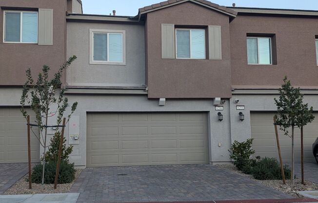 2-STORY, 3 BEDROOM TOWNHOUSE IN NW LAS VEGAS