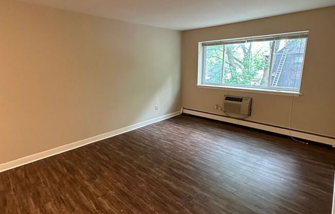 2 beds, 1 bath, $1,395, Unit 216