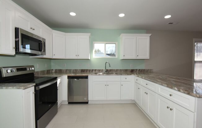 Downtown Greenville - Beautifully Renovated 3 BR/2BA Home w/Large Fenced Backyard!