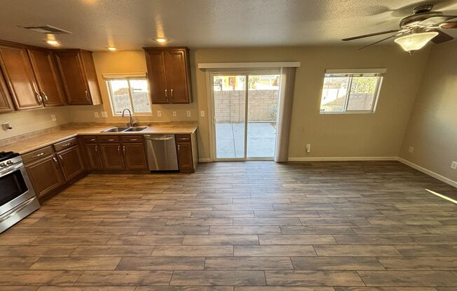 Gorgeous 3Bed/2.5Bath, 2-Story Home located in the SW part of the valley