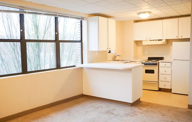 FREE PARKING & APP FEES CREDITED!! Bright Top Floor Studio w Open Layout + Breakfast Bar!