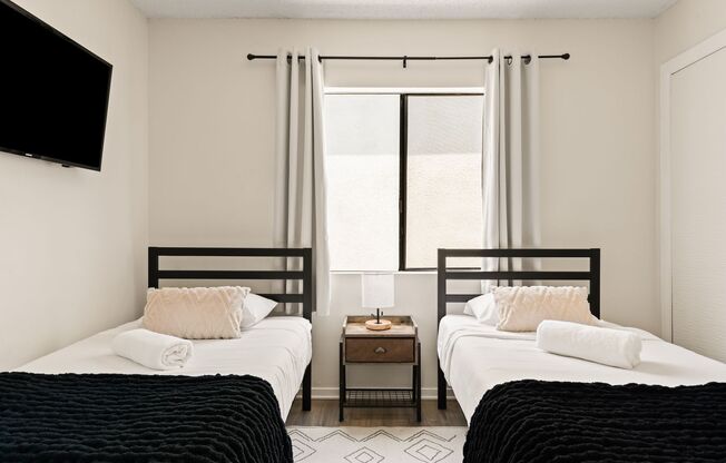 A fully furnished 5 bedroom, 2 bathroom apartment with common areas at 1823 Pelham Ave. Unit 8
