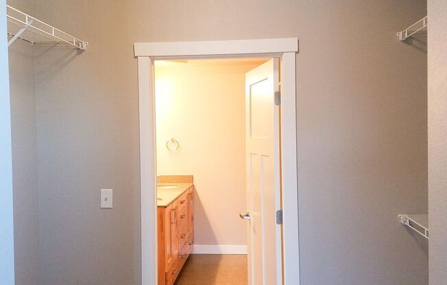 3 beds, 2.5 baths, $2,250, Unit 307