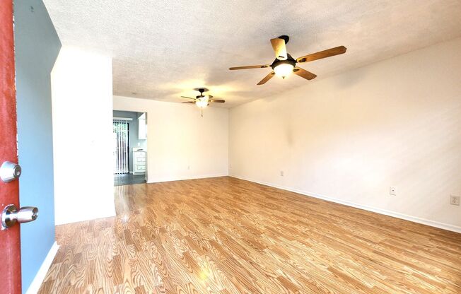 2-story townhome - Private Patio - Pool - Water Included