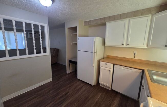 1 Bed / 1 Bath Condo in Prime Denver Location – Pool + On-Site Laundry