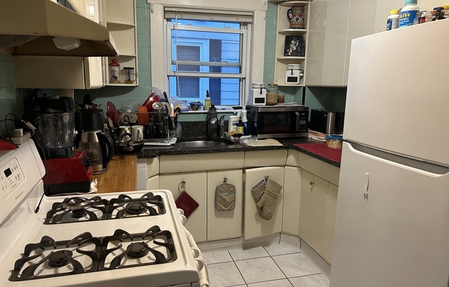 2 beds, 1 bath, 1,000 sqft, $2,200, Unit 2FL