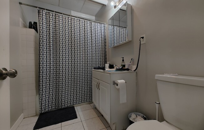 3 beds, 1 bath, 1,000 sqft, $4,350, Unit B