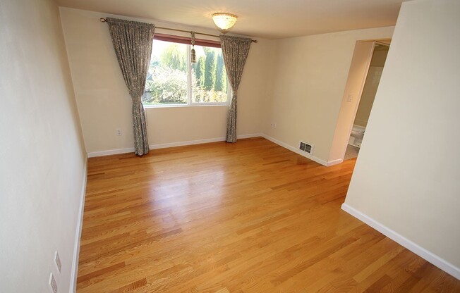 UPDATED & WELL MAINTAINED 3 BED, 2 BATH SEATTLE HOUSE FOR RENT