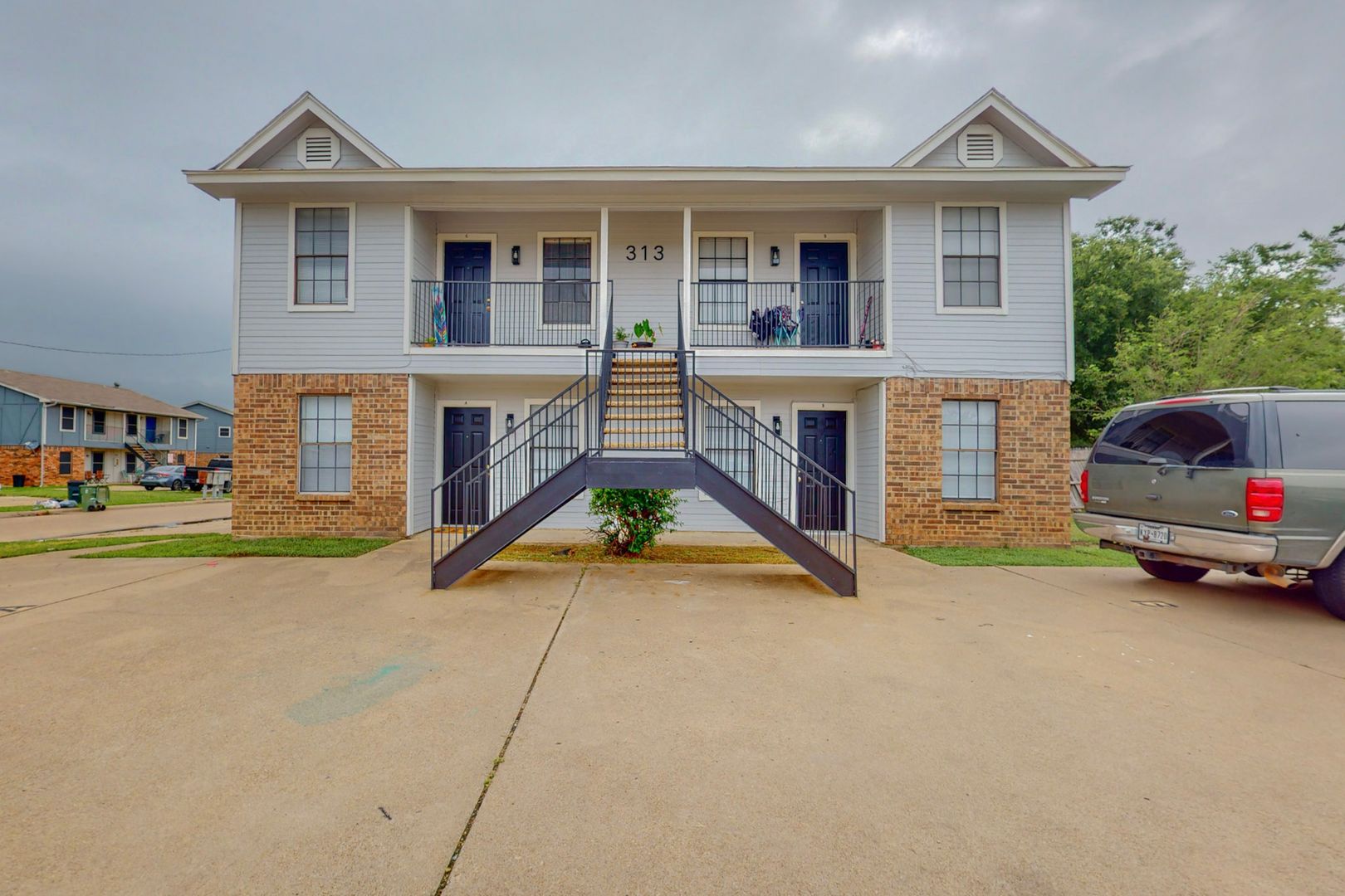 313 Queens Ct S 4-plex