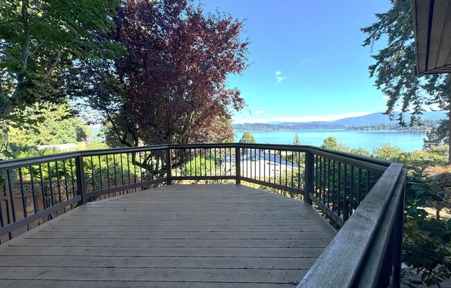 Half month rent off special - 3 bed + bonus room and 2.5 bath home with panoramic lake view in Bellevue