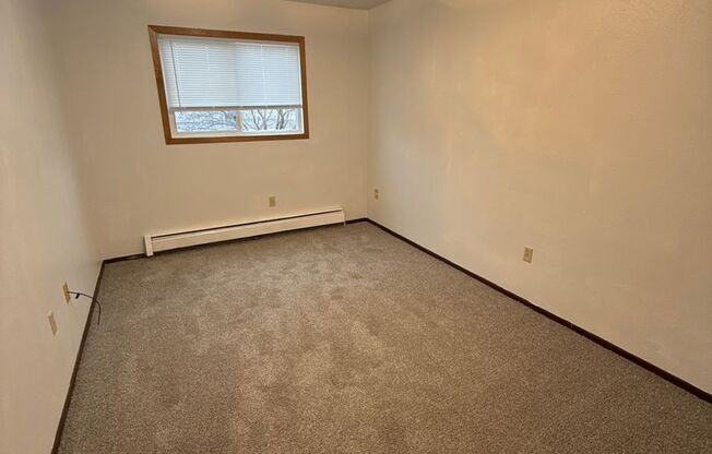 2 beds, 1 bath, $800, Unit 16