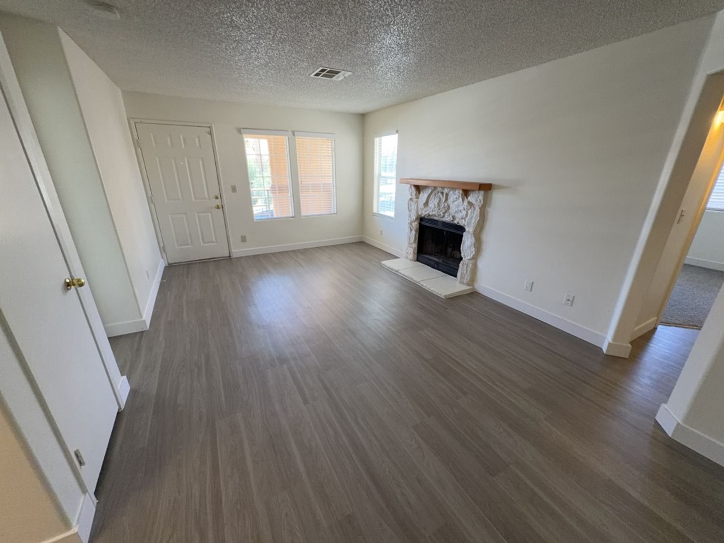 *NEW APPLIANCES*NEW FLOORING*LAKEVIEW CONDOS