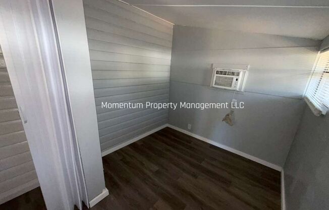 Updated 2/1 in St. Pete! AVAILABLE FOR IMMEDIATE MOVE IN!!