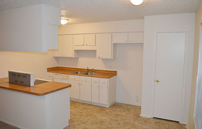 Charming 3/2 with Fireplace & Breakfast Bar - Minutes from I-20