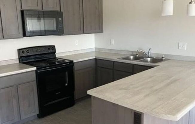 2 beds, 2 baths, $1,750, Unit 776 Professional Unit 2B