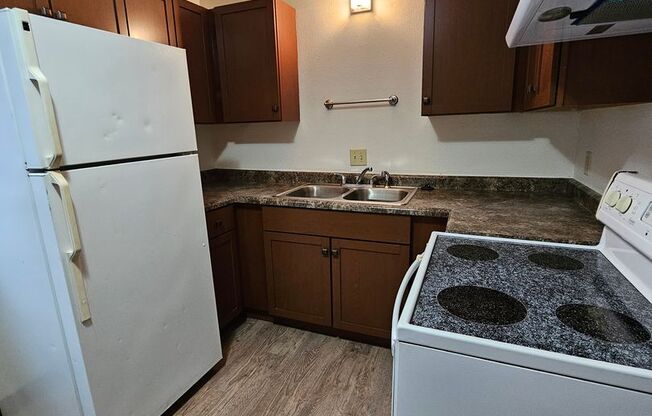 2 beds, 1 bath, $750, Unit 9