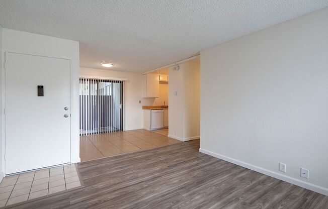 Beautiful 2 BR in Pacific Beach with Parking and GREAT Location!