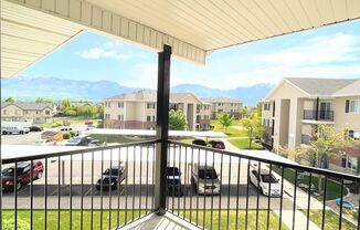 3 beds, 2 baths, 1,350 sqft, $1,425, Unit I304