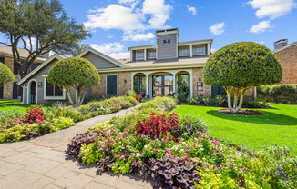 Leasing Office Entrance at Noel on the Parkway Apartments in Dallas, Texas, TX