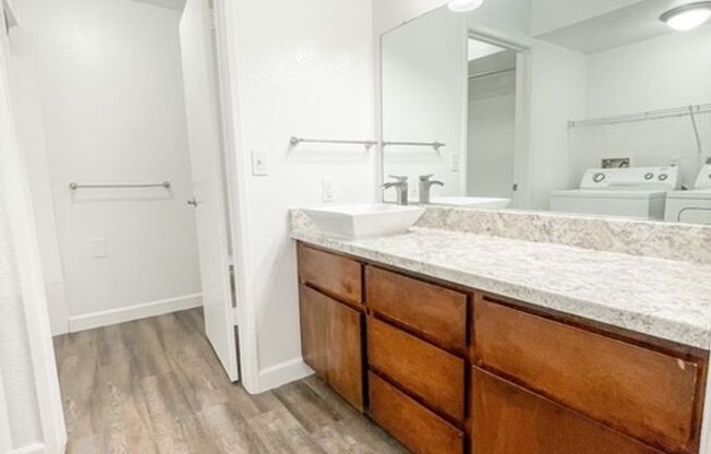 2 beds, 1 bath, 900 sqft, $1,570, Unit 1804-201