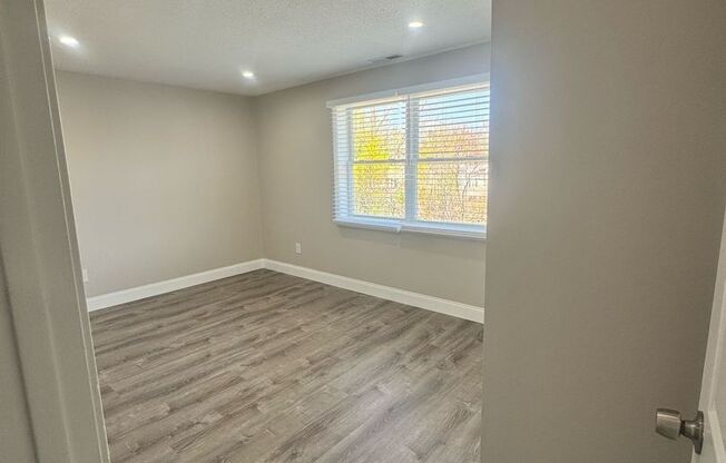 2 beds, 1 bath, 680 sqft, $2,350, Unit 25-32