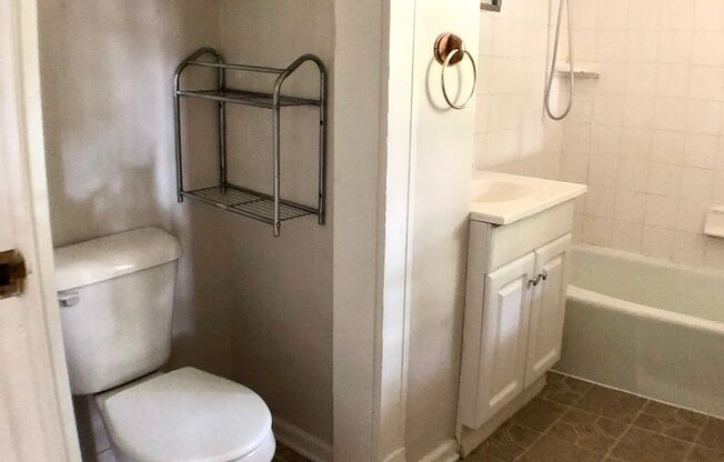 1 bed, 1 bath, $900, Unit A