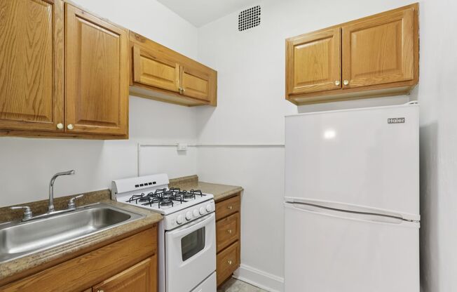 Studio, 1 bath, 308 sqft, $1,175, Unit Bayard Manor 202
