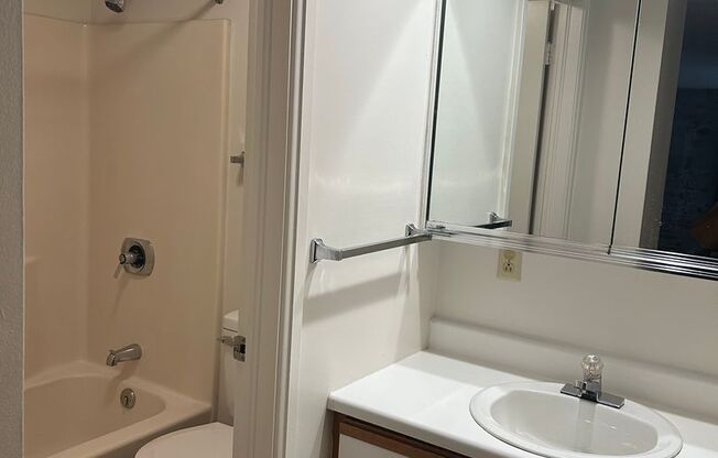 Studio, 1 bath, 415 sqft, $800, Unit 215