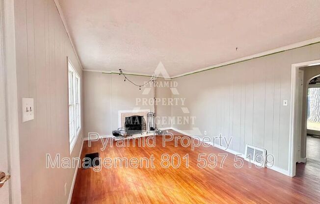 1409 E REDONDO AVE