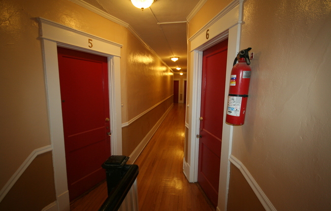 906 W Trinity