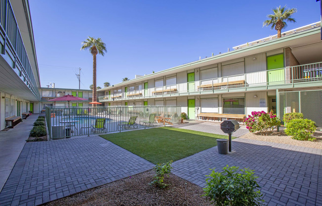 Community courtyard at The Continental Apartments in Phoenix AZ Nov 2020 (4)